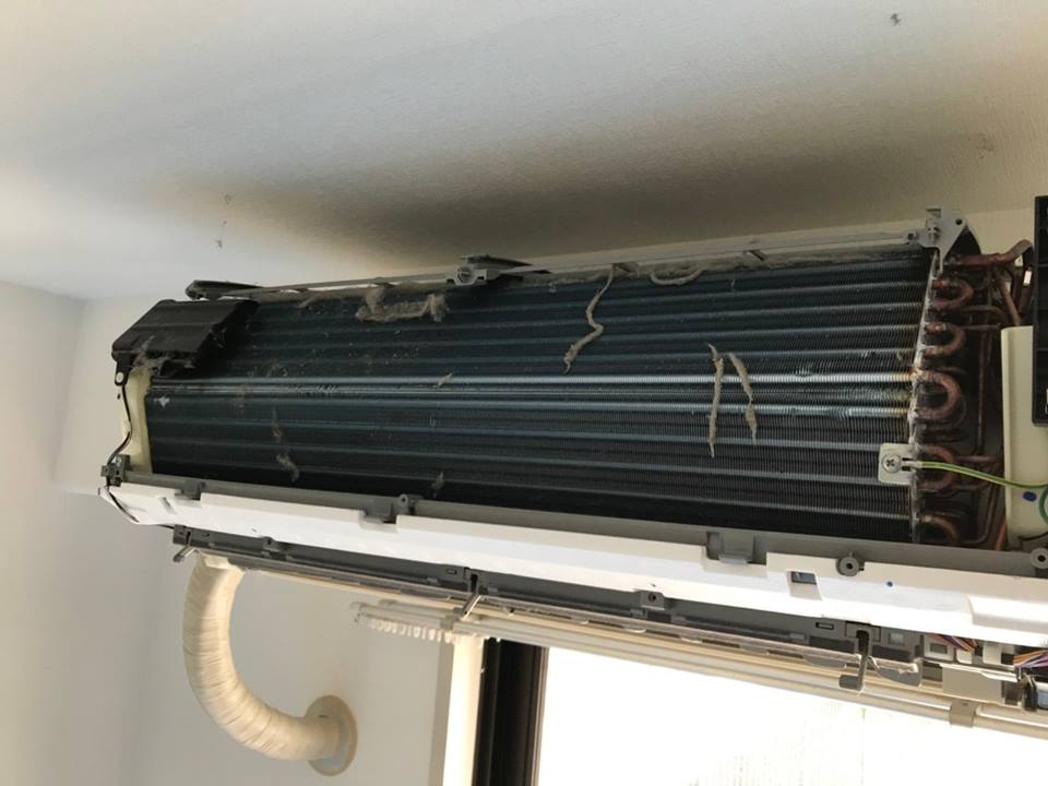 ダイキンうるさら7のお掃除ロボユニットを分解している施工中写真。内部にホコリがたまっている様子