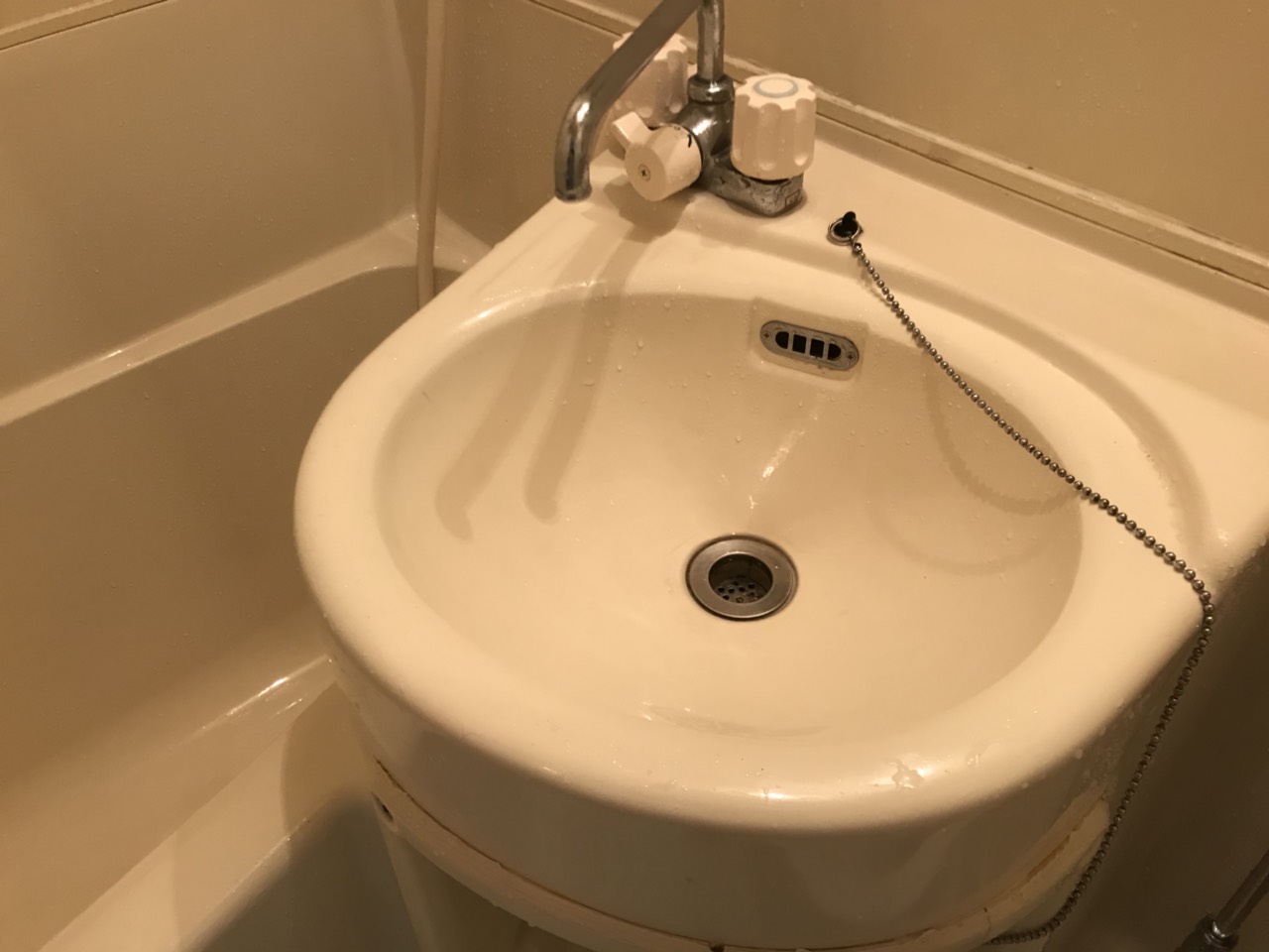 大阪市浪速区の3点ユニットバスクリーニング施工後 洗面まわりのくすみや汚れを洗浄した状態