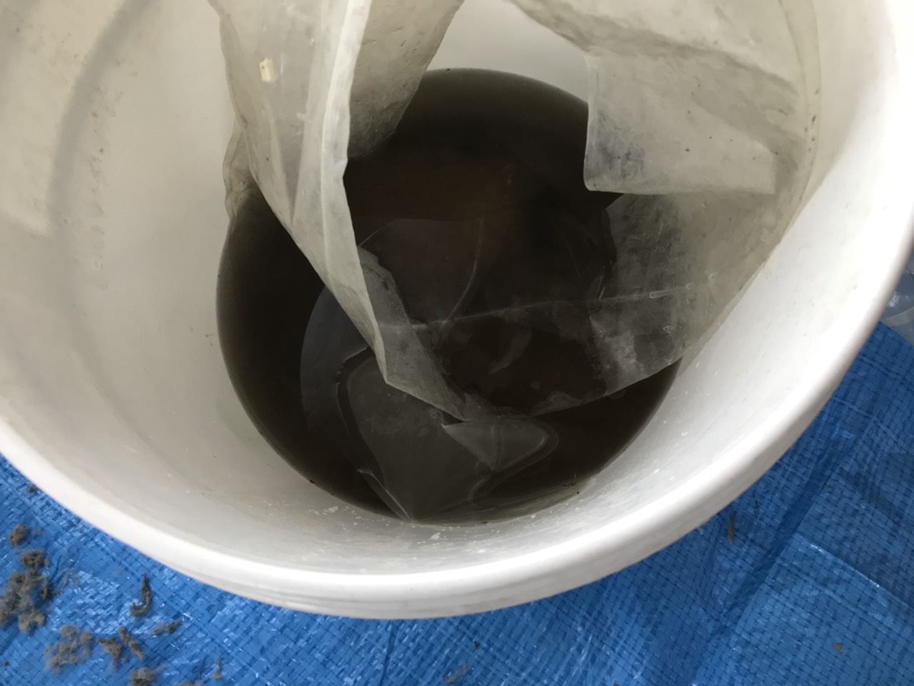 ダイキンうるさら7のエアコン内部を洗浄して黒い汚れが流れ出た施工中写真