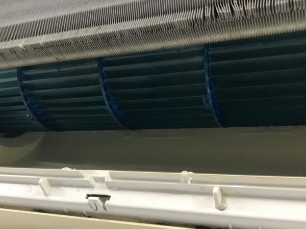 大阪市住之江区で施設のエアコンクリーニング｜黒い汚れとニオイを洗浄
