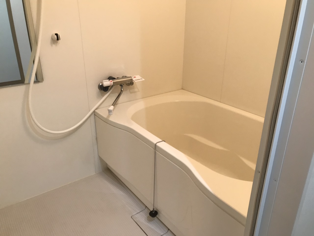 大阪市北区の空室清掃で薄い木目調の床を確認している様子