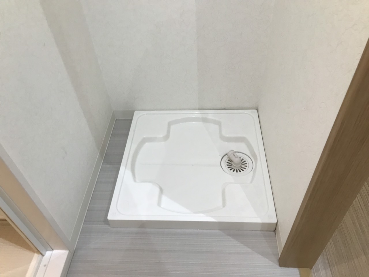 大阪市北区の空室清掃で水回りを確認している様子