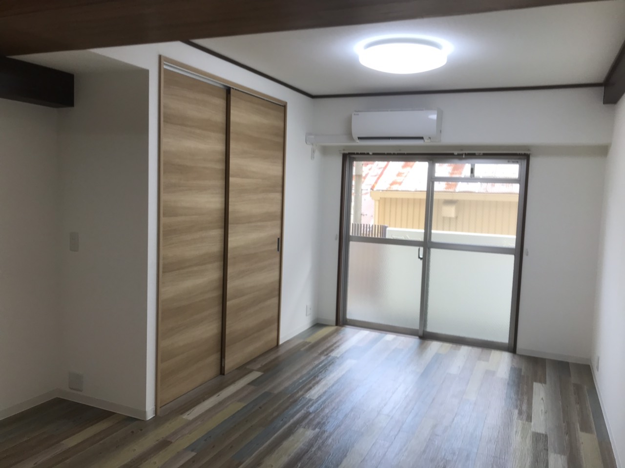 大阪市北区の空室清掃で木の温もりを感じる室内を確認している様子