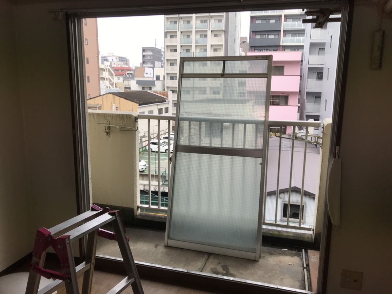 大阪市西区南堀江の空室清掃で退去後のお部屋を確認している施工事例