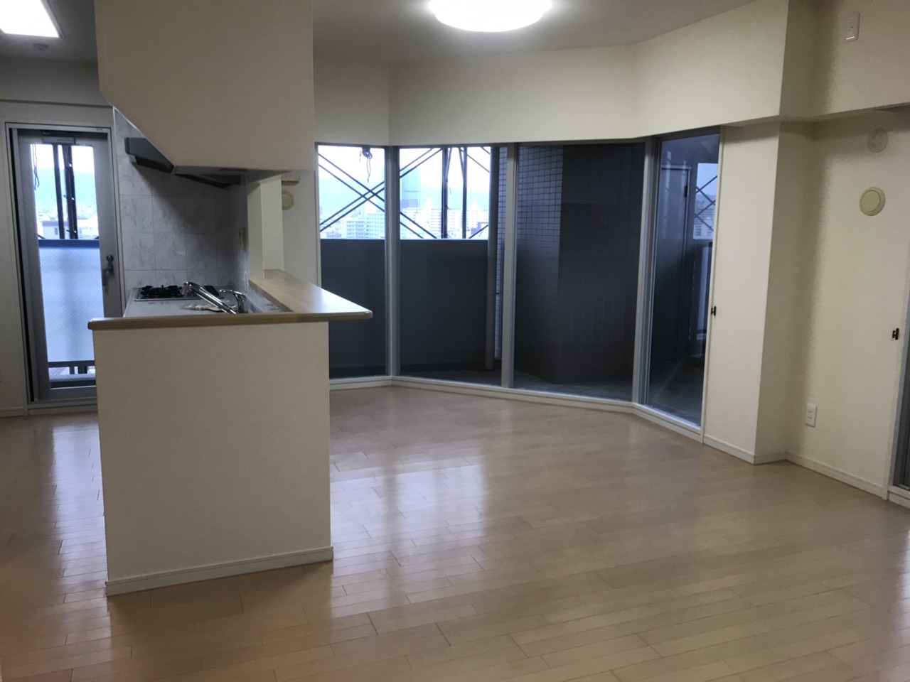 大阪市阿倍野区の高層階3SLDK分譲マンションで行った空室清掃の施工事例