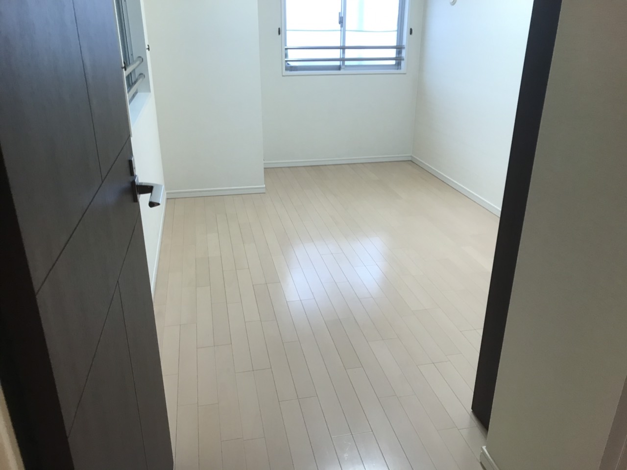 大阪市阿倍野区の分譲マンション空室清掃で広い室内を確認している様子