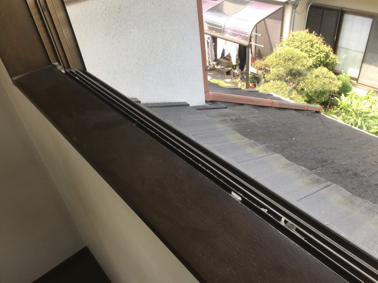 堺市美原区の戸建て空室清掃でサッシの砂ぼこりを清掃している様子