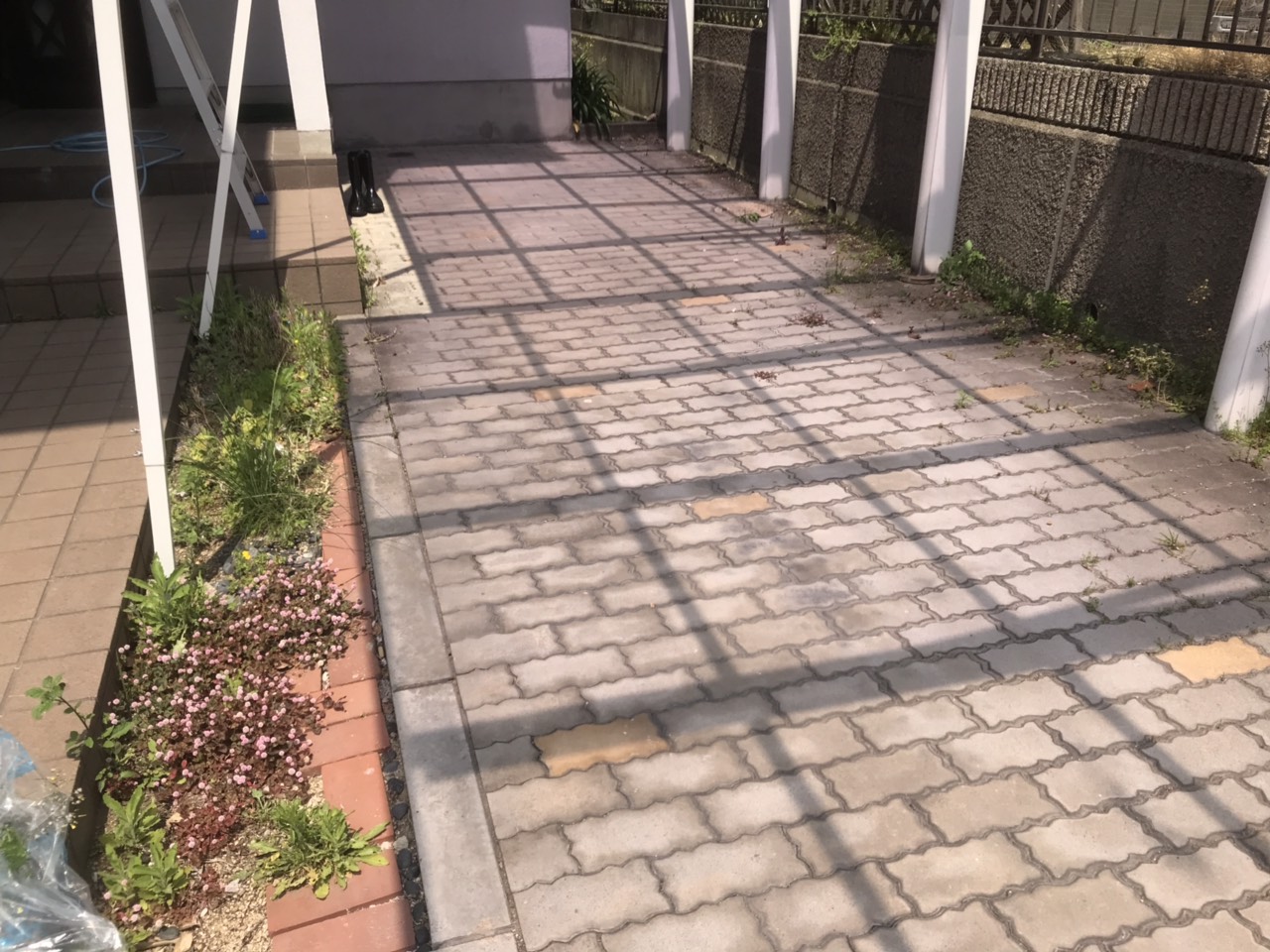 堺市美原区の戸建て空室清掃で駐車場まわりを確認している様子