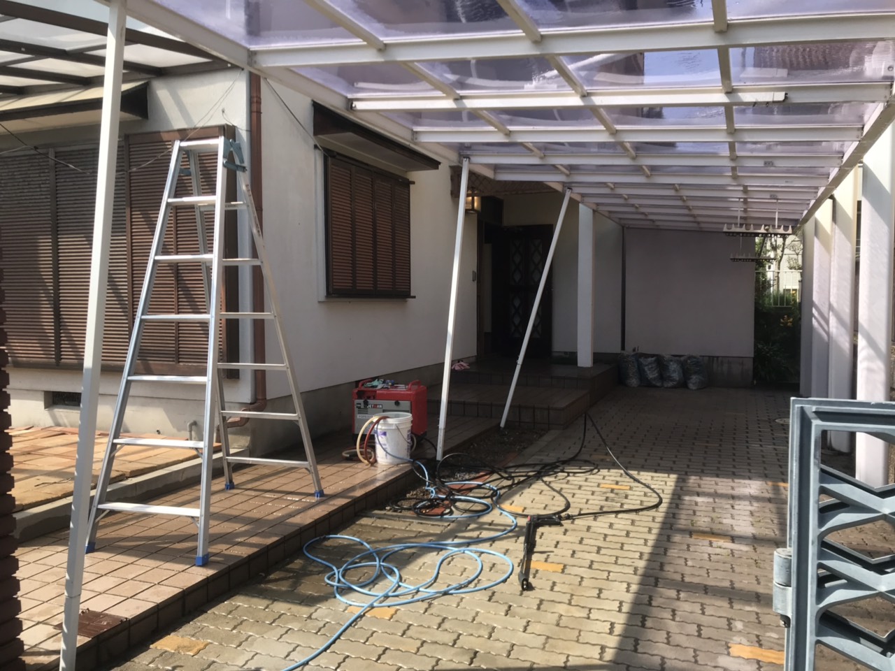 堺市美原区の戸建て空室清掃で駐車場を高圧洗浄している様子
