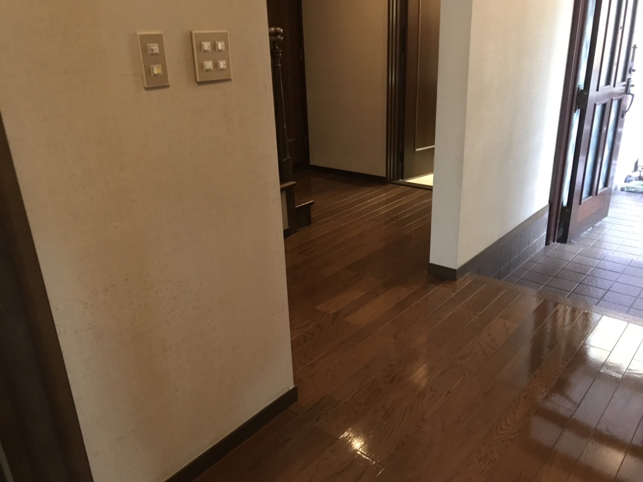 堺市美原区の戸建て空室清掃で玄関の床にワックス掛けを行った様子