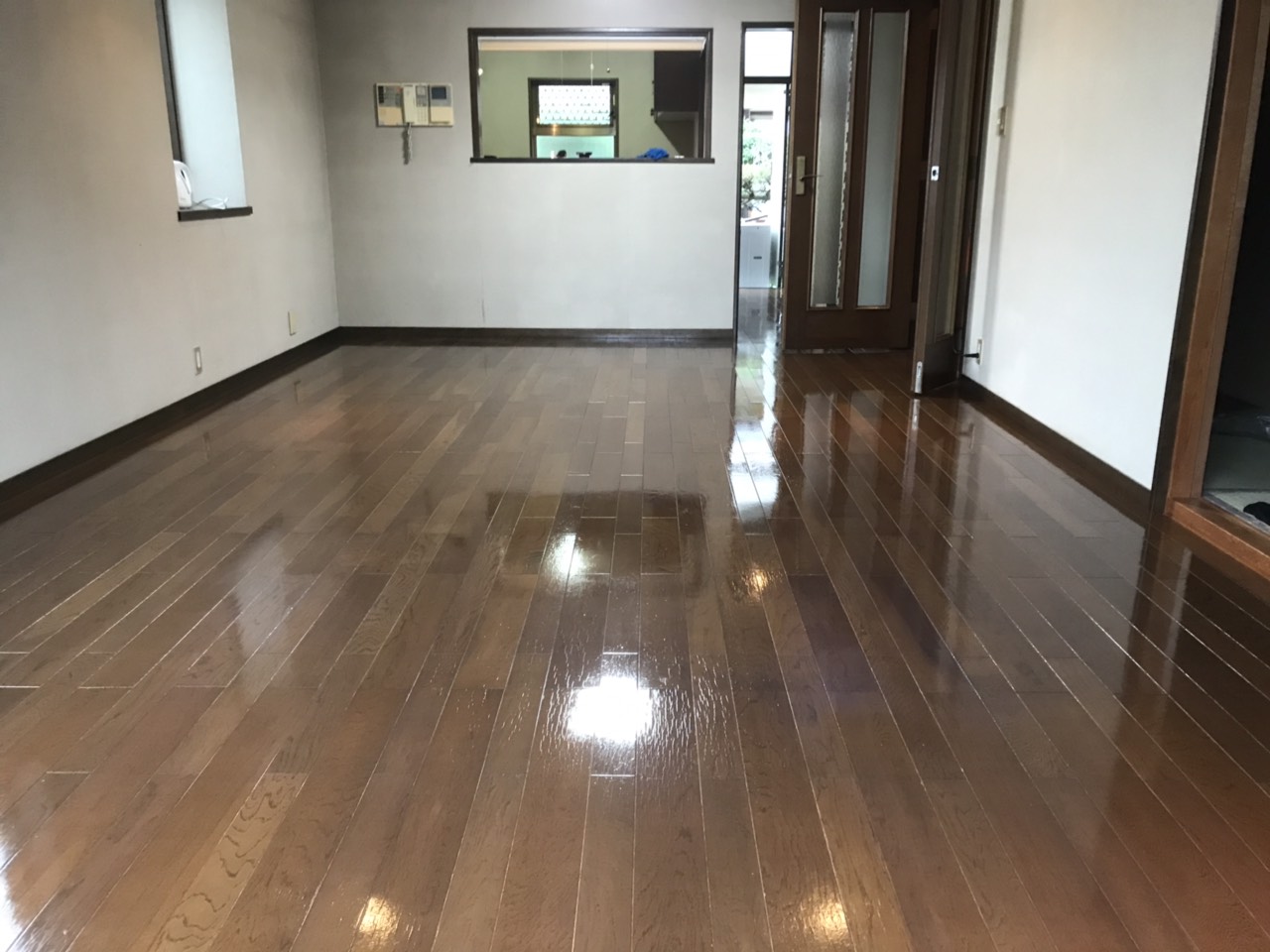 堺市美原区の戸建て空室清掃でリビングの床にワックス掛けを行った様子