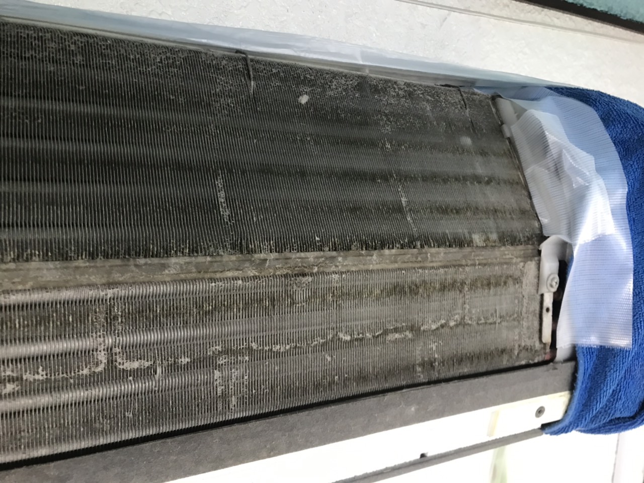 大阪市大正区の理容室で行ったエアコン分解洗浄の施工写真