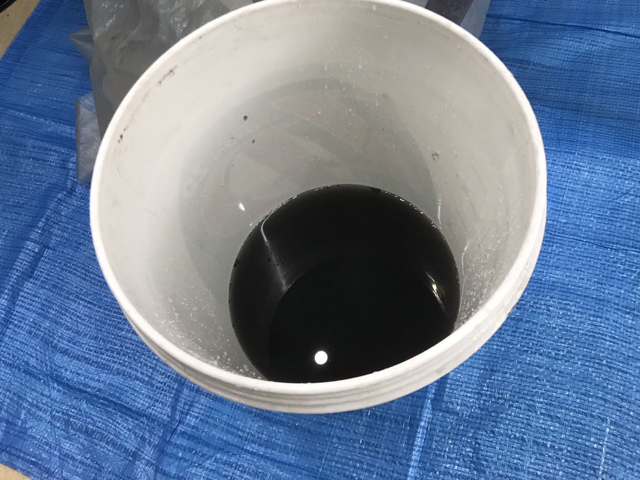 大阪市大正区の理容室でエアコン内部を確認しながら分解洗浄した様子