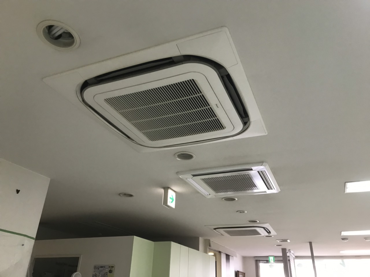 大阪市城東区のクリニックでエアコン分解洗浄｜10年以上蓄積した内部汚れを清掃