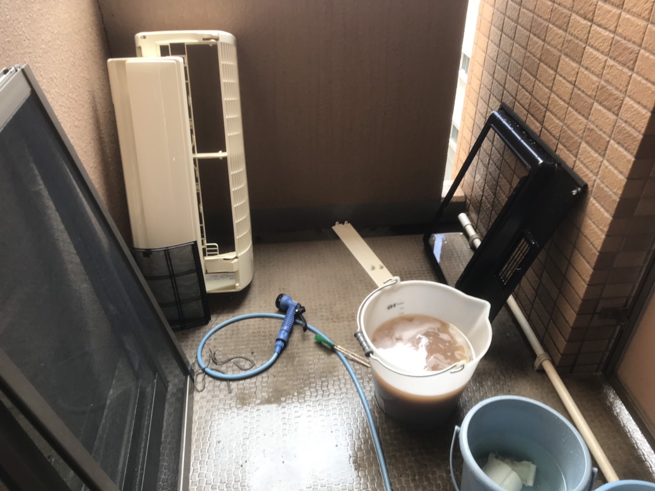1Kの空室清掃でお洒落な室内を確認している様子