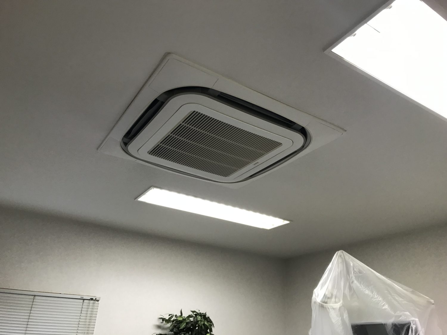 大阪市住吉区のクリニックで行った業務用エアコン分解洗浄の施工写真