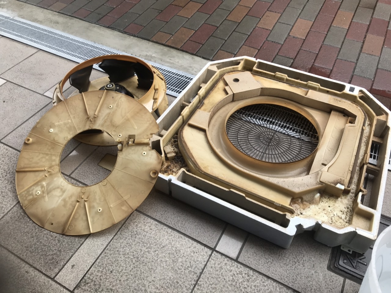 喫茶店の天カセエアコン内部に付着した茶色いヤニ汚れ