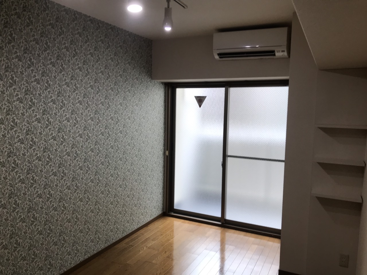 大阪市中央区の1K空室清掃でおしゃれな室内を確認している施工事例