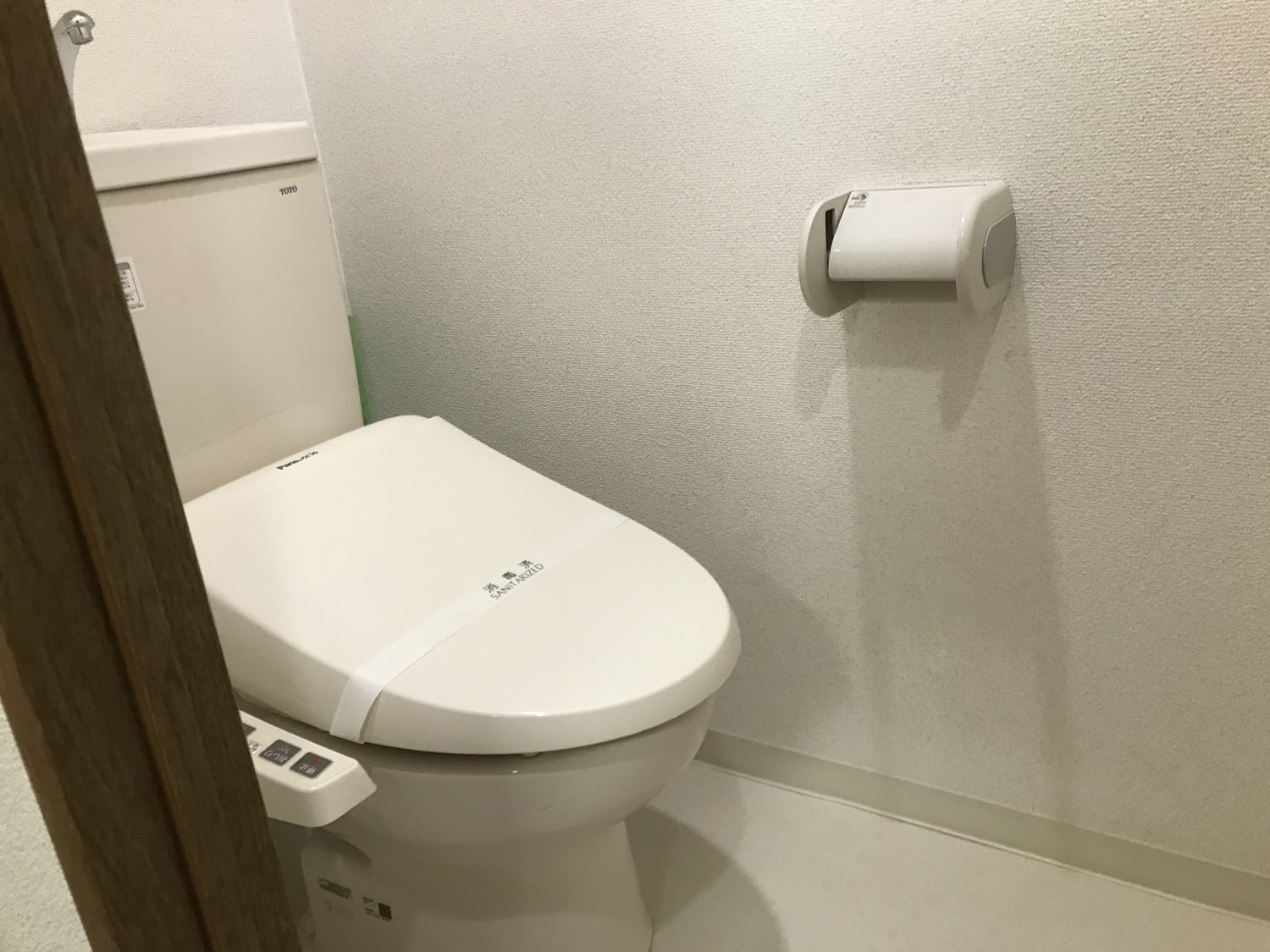 清掃後の室内の仕上がりを確認している施工写真
