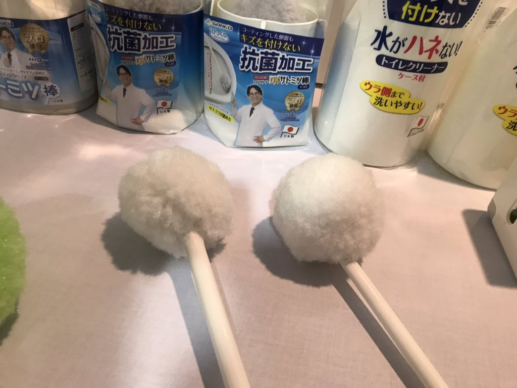トイレ掃除で便器内の水を抜くために使うブラシや掃除道具