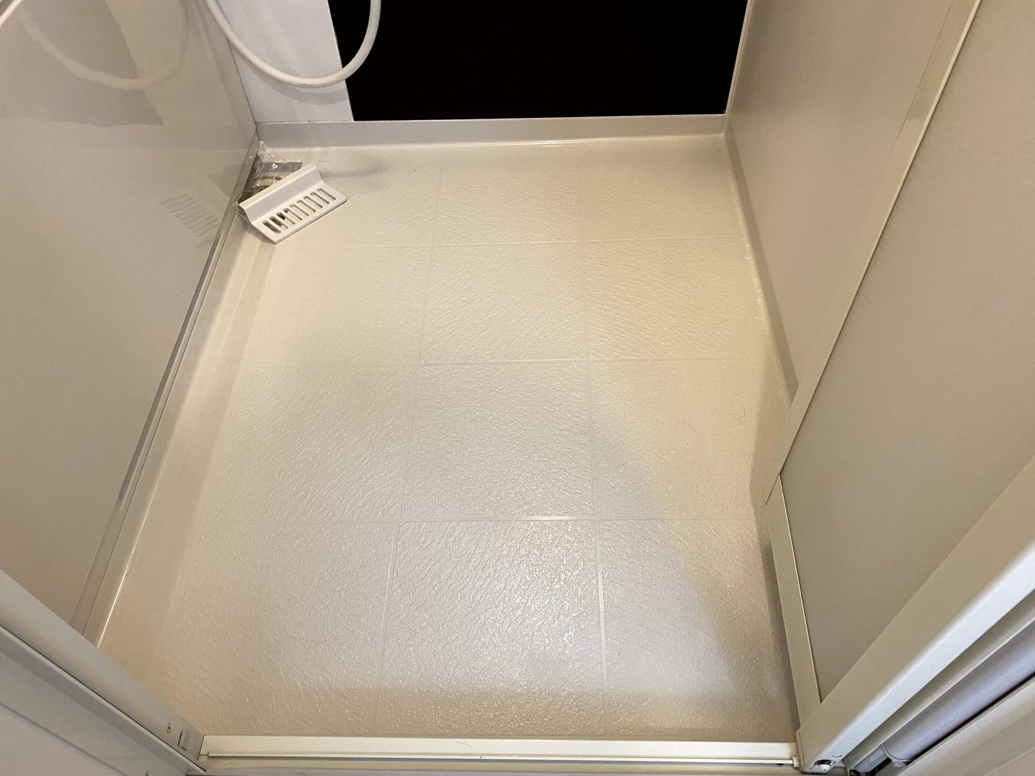 浴室床の白い汚れと黒ずみをクリーニングした施工後