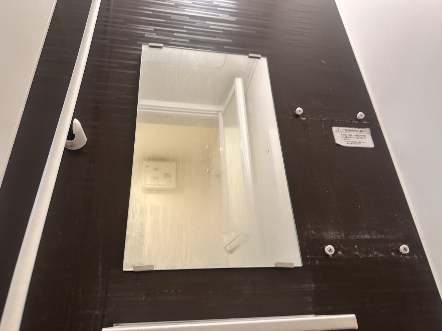 水垢職人を使う前の浴室鏡。白いくもりやウロコ汚れが残っている状態