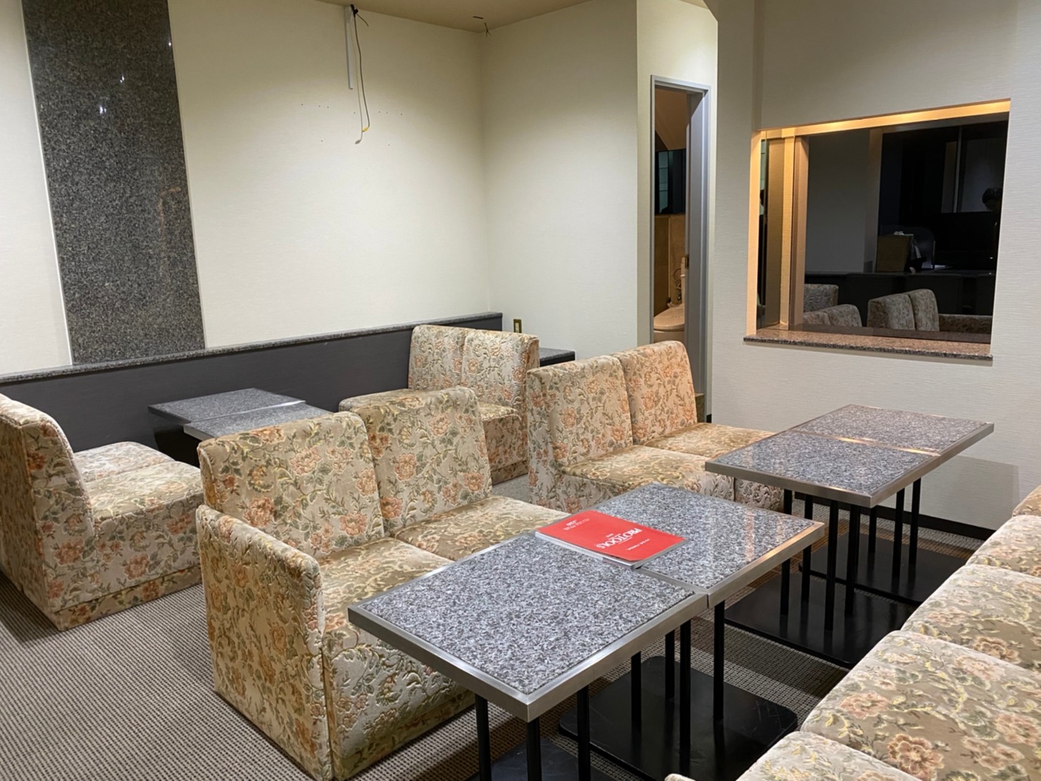 【大阪市北区・北新地】ラウンジの店舗清掃|カーペット洗浄で美観を整えた施工事例