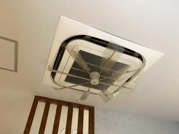 大阪府富田林市　美容院の業務用エアコン分解洗浄