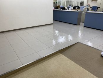 東大阪市　オフィス床清掃（洗浄WAXかけ）