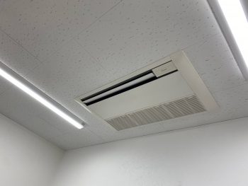 大阪府大東市　オフィス　業務用エアコン分解洗浄