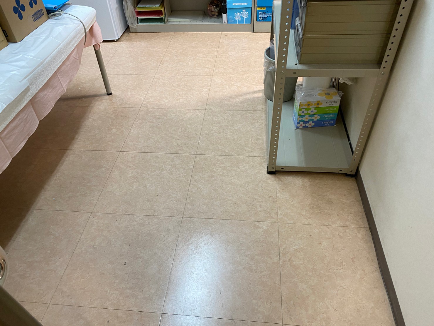 大阪府大東市のクリニックで床剥離洗浄前に黒ずみやワックスムラが目立つ床