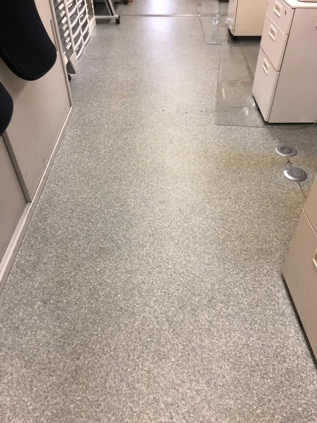 【滋賀県草津市】オフィスの床洗浄ワックスと業務用エアコン分解洗浄を行いました