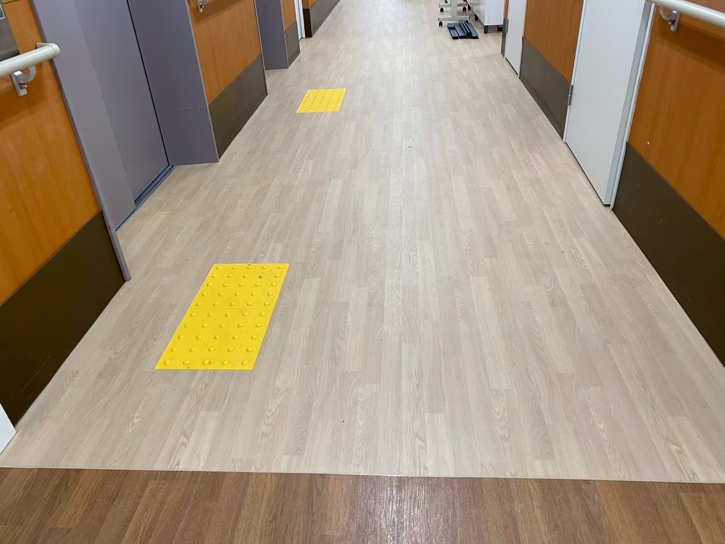 介護施設の床剥離洗浄WAXで床面をメンテナンスしている様子