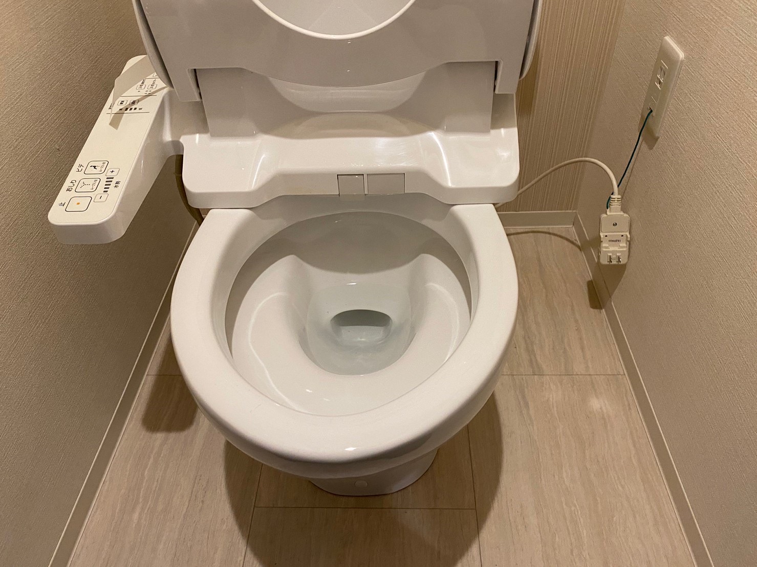 大阪市天王寺区のトイレ清掃後に便器と床まわりが整った状態