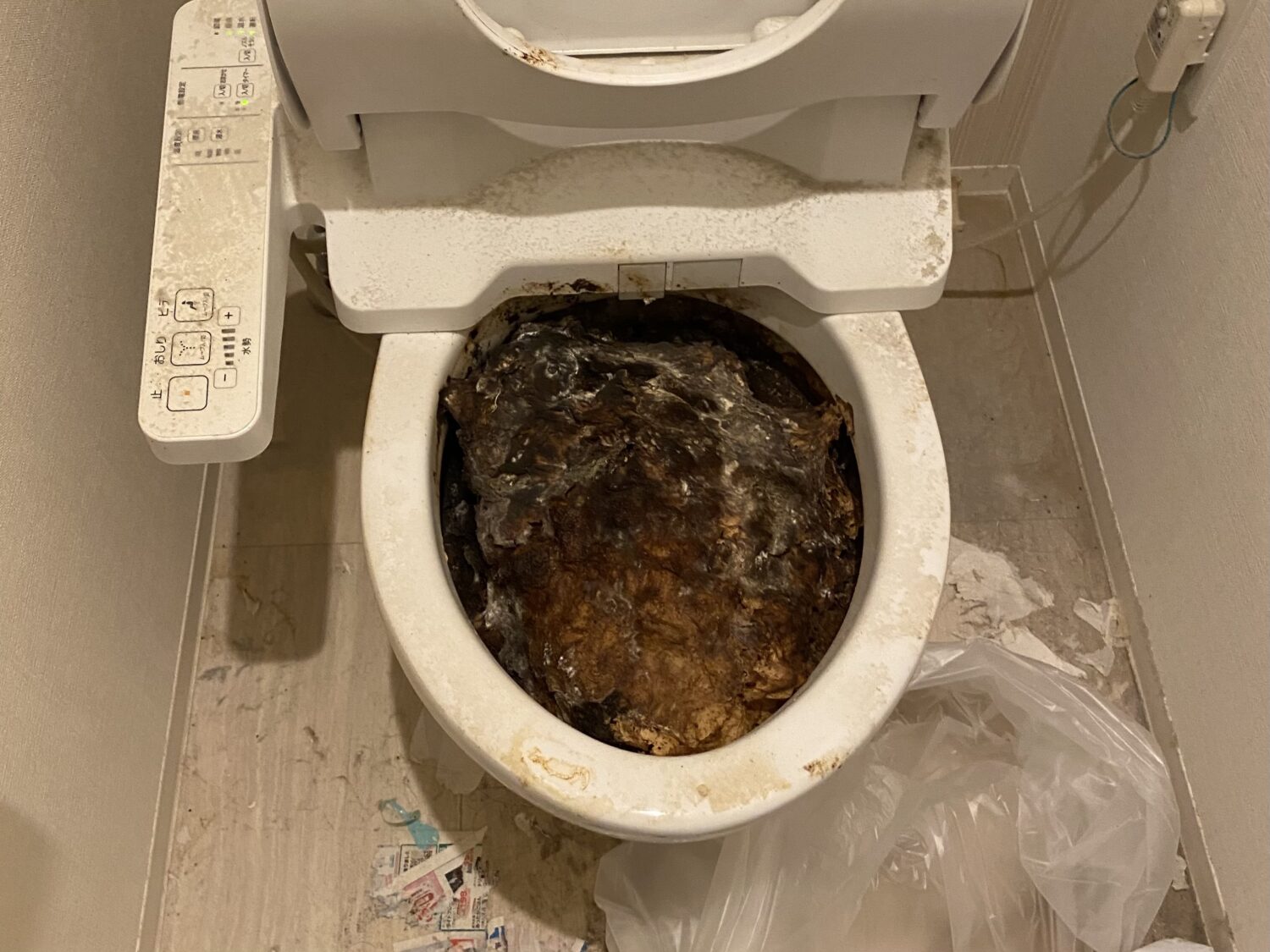 大阪市天王寺区のトイレ清掃前に便器内へ黒褐色の汚れが固着している状態