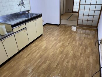 消火器のピンクの粉を清掃して綺麗になった部屋の施工後の様子（大阪 空室清掃）