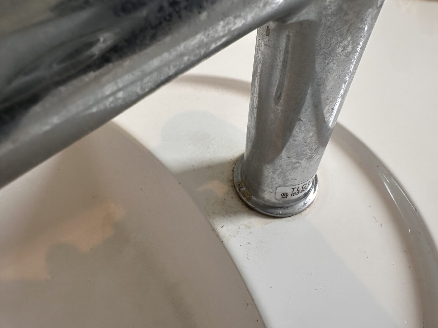 カルシウム汚れ職人を使う前の蛇口まわりの白い水垢