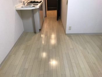 フローリングの剥離清掃後にワックス施工して綺麗に仕上がった状態