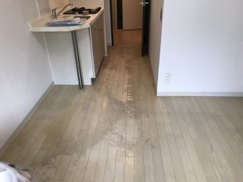 フローリングのワックスが劣化して黒ずみやムラが出ている状態