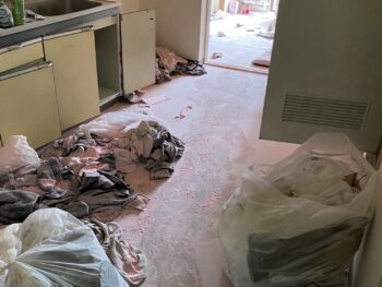 消火器のピンクの粉が床一面に広がった部屋の施工前の様子（大阪 空室清掃）