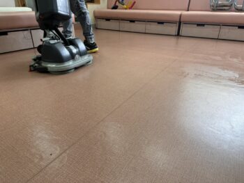 【堺市堺区】クリニック床の定期清掃｜ポリッシャー洗浄施工事例