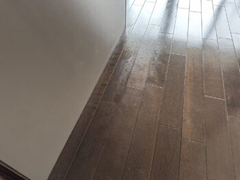 床暖房のフローリングでワックスが白く劣化した状態