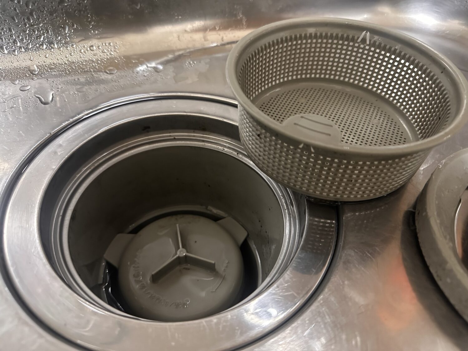 キッチン泡ハイターをさらに約2分置いてすすいだ排水トラップまわり