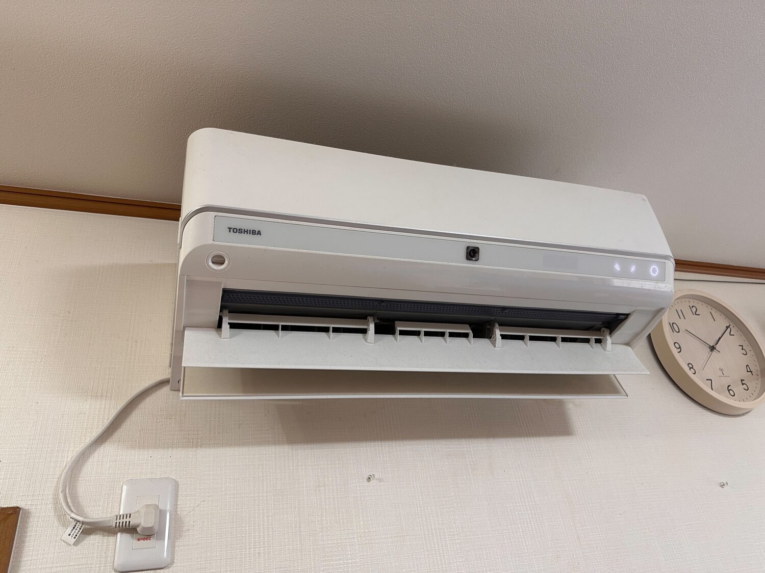 箕面市の在宅エアコンクリーニングで清掃したリビングの東芝お掃除機能付き壁掛けエアコン
