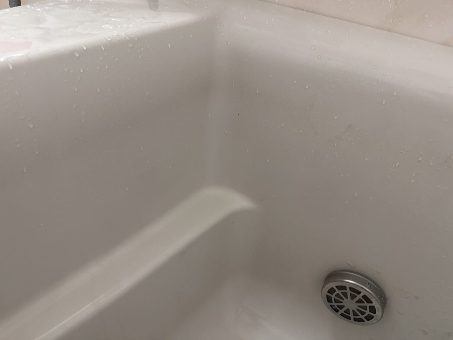 お風呂上がり後の浴槽に残った湯船の水位ラインと皮脂汚れ