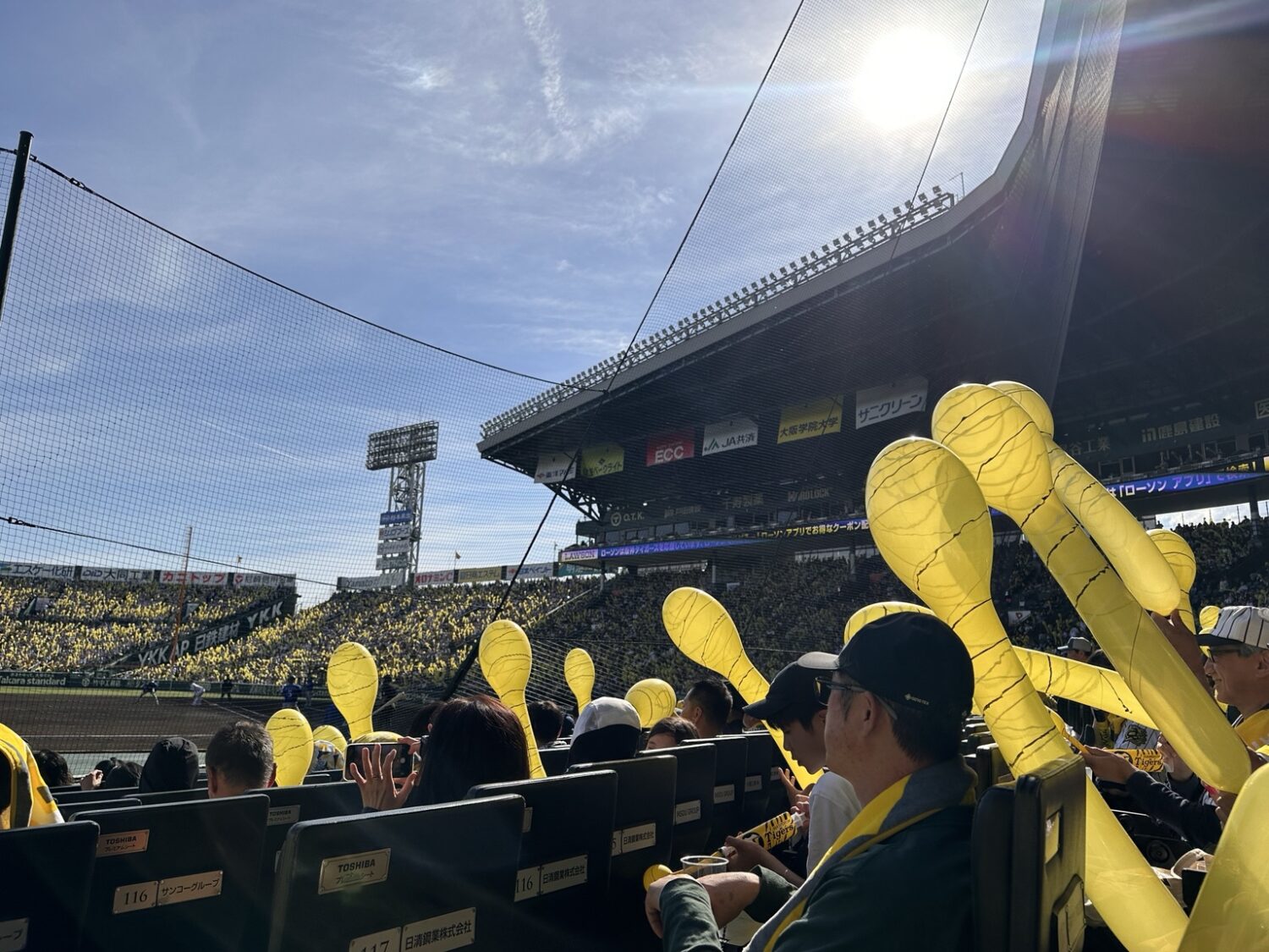 甲子園のスタンドで阪神を応援する様子