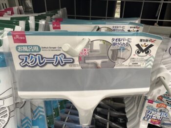 ダイソーのお風呂用スクレーパー。浴室の鏡や壁の水切りに使いやすい掃除グッズ