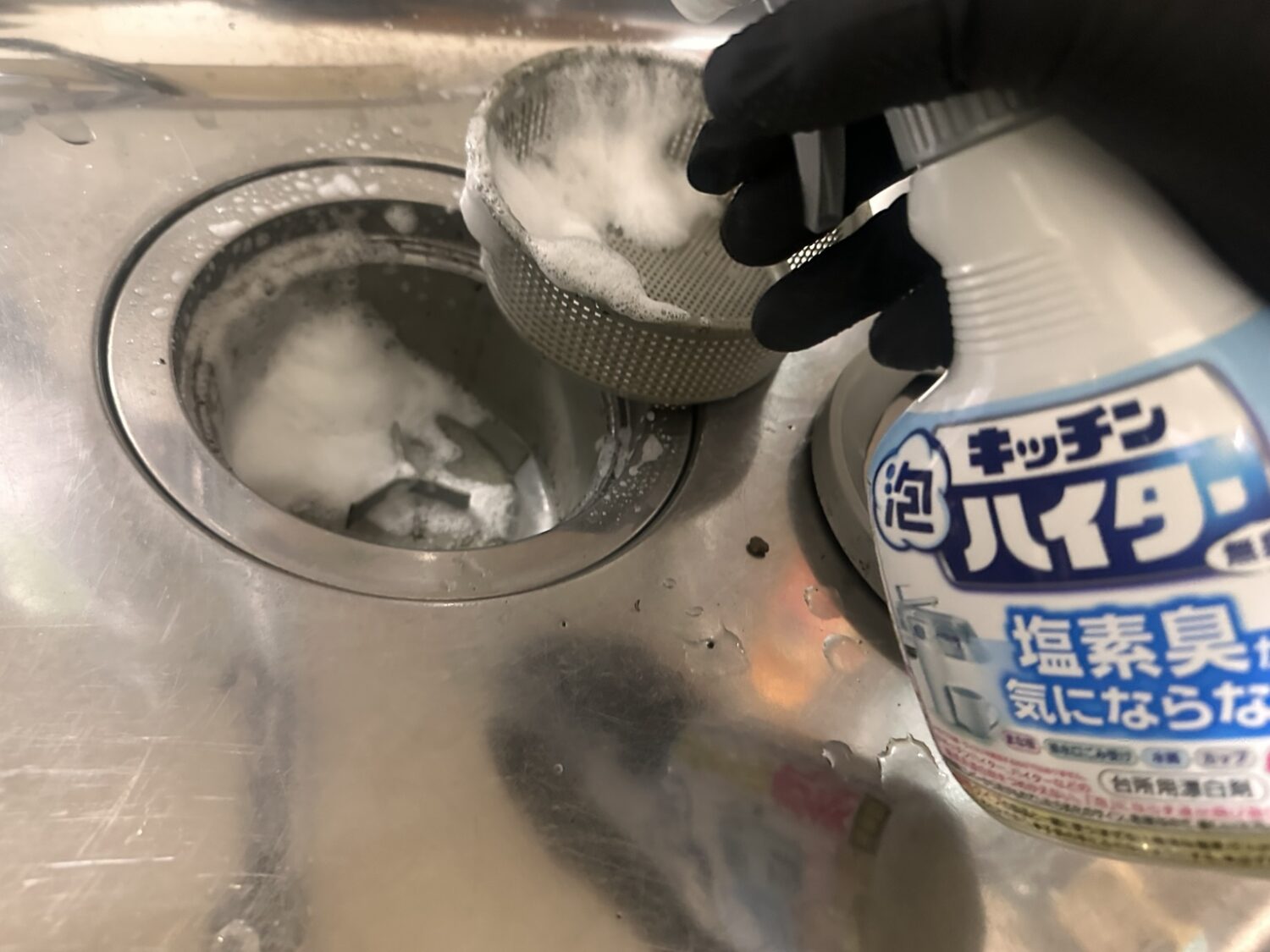 キッチン泡ハイターを排水トラップまわりにスプレーしている様子