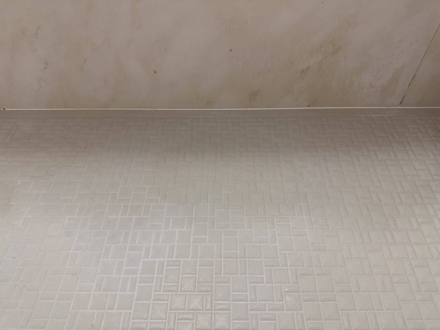 掃除前の水はけの良いザラザラしたお風呂床