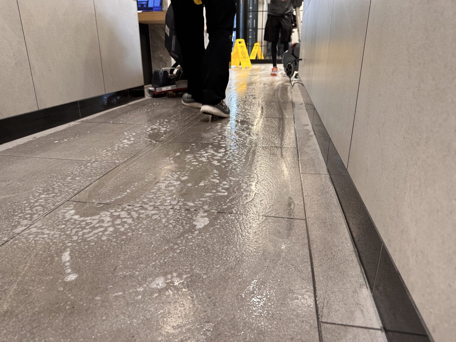 床洗浄中で床面が濡れている施設の通路